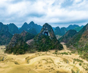 'Mắt thần' của Cao Bằng mùa khô cạn, hút khách cắm trại, tham quan