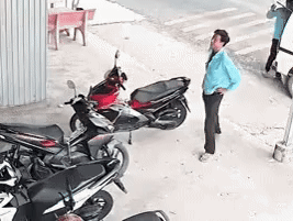 Thấy chiếc ô tô khả nghi đậu trước cửa nhà, phản ứng bất ngờ của gia chủ khiến tài xế hốt hoảng, phải lao xuống xe làm liền điều này
