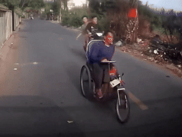 Hành động hỗn hào với người đàn ông tật nguyền, 2 thanh niên được dự đoán sớm 'lên phường'
