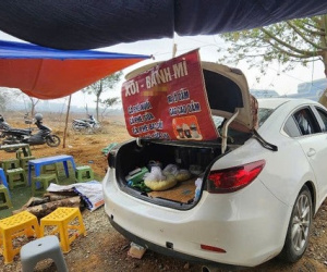 Lái ô tô đi bán xôi, bà mẹ 3 con tiếp ngàn lượt khách mỗi ngày