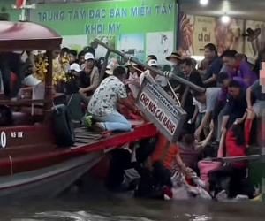 Nhiều du khách rơi xuống sông khi tham quan chợ nổi Cần Thơ