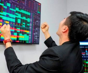 Chứng khoán Việt Nam bất ngờ đón thêm một cổ phiếu có giá vượt 300.000 đồng, vốn hóa lập kỷ lục hơn 2 tỷ USD