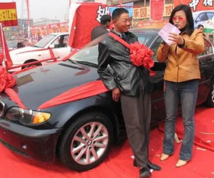 Thanh niên 17 tuổi trúng giải độc đắc xe BMW nhưng khi nhận thưởng trung tâm xổ số khẳng định: 'Anh là kẻ lừa đảo'