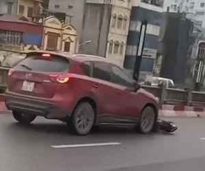 Triệu tập tài xế ủn lê xe máy dưới gầm suốt đoạn đường dài ở Hà Nội