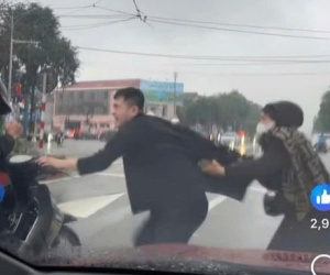 Cô gái trông giữ xe liên tục can ngăn người đàn ông đánh nam sinh lớp 11