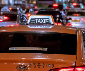 Công an ‘dỏm’ đi ô tô biển xanh vào trường đọc lệnh bắt sinh viên