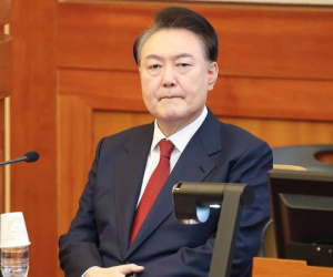 Tổng thống Hàn Quốc Yoon Suk-yeol ra hầu tòa, giữ im lặng suốt phiên điều trần