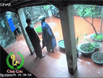 Kẻ lạ mặt mặc áo mưa lục lọi khắp nhà, hành động liều lĩnh khi bị gia chủ bắt gặp khiến nhiều người lạnh sống lưng