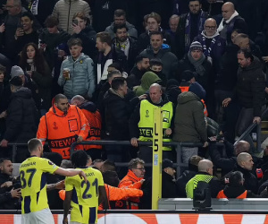 Đội bóng của Mourinho phải dừng trận đấu vì ẩu đả kinh hoàng trên khán đài