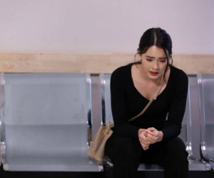 Nghe lén vợ thì thầm với bố trong phòng ngủ, tôi chết lặng, tức tốc quay lại thành phố rao bán căn nhà 3 tỷ đứng tên mình