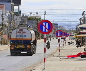 Kỳ lạ 1km đường có 23 biển báo cấm đậu xe ngày chẵn