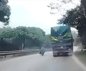 VIDEO: Đứng bên đường, người đàn ông bị lốp ô tô văng trúng tử vong