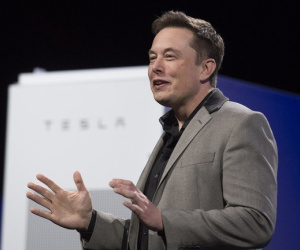 Tỉ phú Elon Musk lên tiếng về việc Mỹ ngắt kết nối Starlink để ép Ukraine