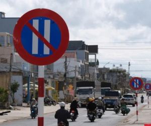 Chính quyền nói gì về việc 1 km Quốc lộ 27 có 23 biển cấm đậu xe?