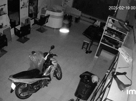 Điếng người trước cảnh tượng bóng trắng di chuyển trong salon tóc lúc 12h đêm