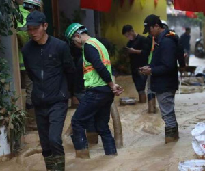 Hàng chục hộ dân giữa Hà Nội điêu đứng vì bùn đất phun trào: Động thái mới nhất từ nhà thầu