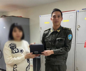 Nữ hành khách bỏ quên túi chứa xấp tiền ngoại tệ ở sân bay Nội Bài