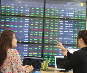Chuyên gia nói gì khi chứng khoán lần đầu vượt 1.300 điểm?