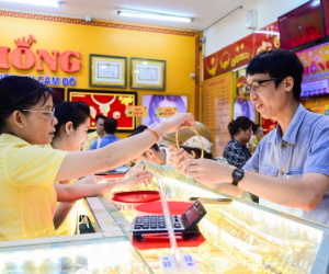 Giá vàng hôm nay 25/2/2025 vọt tăng sát mốc lịch sử, nhẫn và SJC 'nóng bỏng tay'