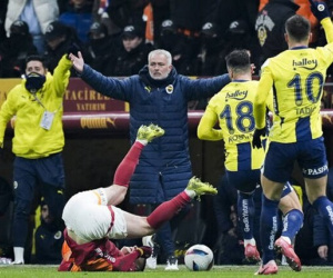Fenerbahce bị cầm chân, HLV Jose Mourinho có nguy cơ hầu tòa