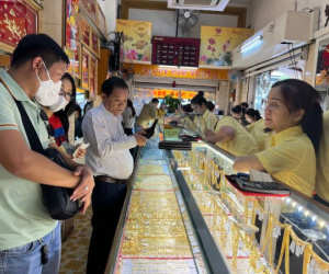 Giá vàng liên tục lên đỉnh, người dân mang vàng tích trữ 10 năm đi bán 'chốt lời'