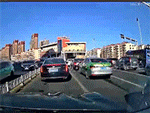 Xe taxi bất ngờ phát nổ ở cốp xe khiến tài xế hoảng hốt