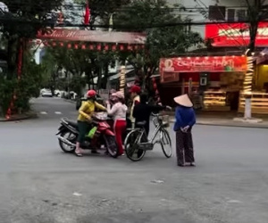 Nhóm phụ nữ vô tư dừng xe 'buôn chuyện' giữa đường: Sự tùy tiện nguy hiểm