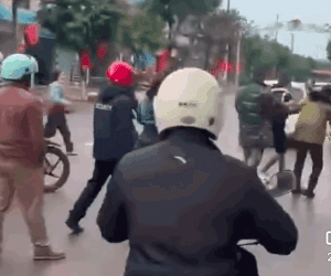 VIDEO: Va chạm giao thông, 2 người phụ nữ xô xát với người đàn ông lớn tuổi
