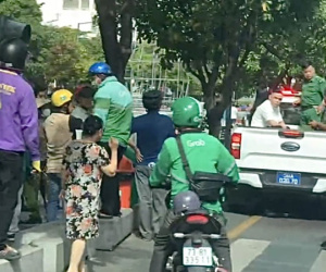 Nhắc nhở đôi nam nữ không dẫn chó vào phố đi bộ Nguyễn Huệ, nam bảo vệ bị đánh bất tỉnh
