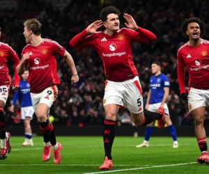 Thẻ đỏ ngỡ ngàng, Man United gian nan giành chiến thắng