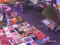 Nghịch ngợm trên xe ba bánh, cậu bé khiến chủ gian hàng hoa quả được một phen thót tim