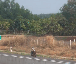Người đàn ông chạy xe máy ngược chiều trên cao tốc Phan Thiết - Dầu Giây