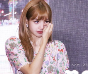 Sốc: Lisa (BLACKPINK) hoảng loạn vì bị kẻ lạ rình rập, lao vào xe giữ chân chắn cửa để làm chuyện kinh khủng này