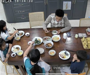 Đi công tác, mẹ sốt ruột lo 5 bố con ở nhà, check camera liền hụt hẫng: Không có mình mọi thứ vẫn ổn à?