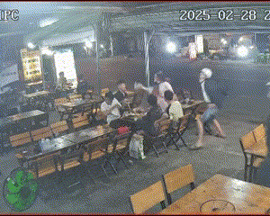 Clip cô gái đập ly bia, 2 thanh niên lao vào chém 4 người ở Thủ Đức
