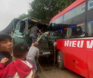 Chở người giúp tàu hoả vừa gặp nạn, ô tô khách đối đầu với xe tải
