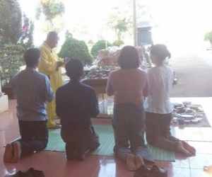 Thấy có nhiều chim lợn, trường mua vàng mã, mời thầy về cúng!