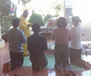 Một trường THPT phải giải trình việc thuê thầy về cúng bái giữa sân