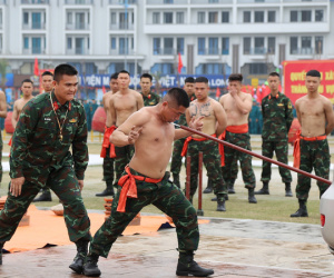 Chiến sĩ 'mình đồng da sắt' uốn cong cây sắt qua cổ