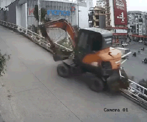 Clip: Máy xúc trượt dốc rơi thẳng xuống bờ kè ở Hạ Long, tài xế tử vong tại chỗ