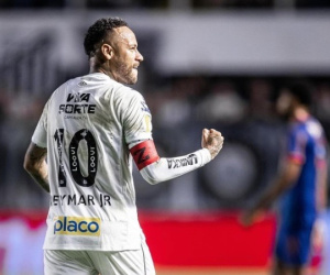Neymar ghi siêu phẩm, phải rời sân vì chấn thương