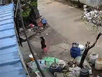 Bé gái 'hút chết' sau khi sàn lan can tầng hai đổ sập ngay bên cạnh