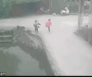 Bé gái bất ngờ rơi xuống sông khi đang đi học về, diễn biến sau đó khiến dân mạng bủn rủn chân tay