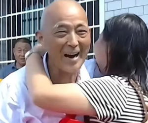 Được cùng một người cứu 2 lần trong 25 năm, người phụ nữ ôm ân nhân khóc nấc
