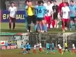 Bê bối bóng đá Thái Lan: Cầu thủ nổi điên đấm trọng tài và đối thủ ngay trên sân