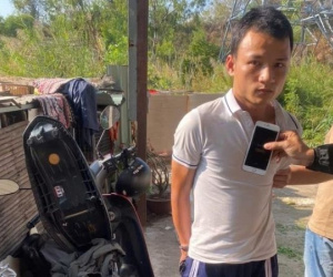 14 giây ghi lại cảnh nam thanh niên áp sát, cướp điện thoại của bé gái 12 tuổi