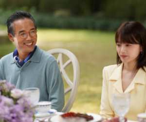 Nhìn dâu út bế con ngồi ăn đồ thừa của bữa tiệc, bố chồng hứa cho 100 triệu nhưng con từ chối và nói một câu khiến ông thương gấp bội