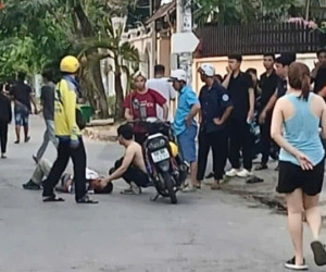 Người dân ập vào khống chế đối tượng đâm người ở Thủ Đức