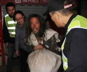 Nam sinh là thủ khoa toàn tỉnh bỗng biến mất bí ẩn, 12 năm sau đi nhặt rác, ngày gặp lại, thấy bố mẹ liền la hét: 'Ông bà là ai?'