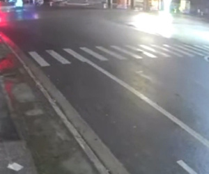 VIDEO: Xe máy kẹp 3 tông vào tường rào UBND huyện, 2 người tử vong